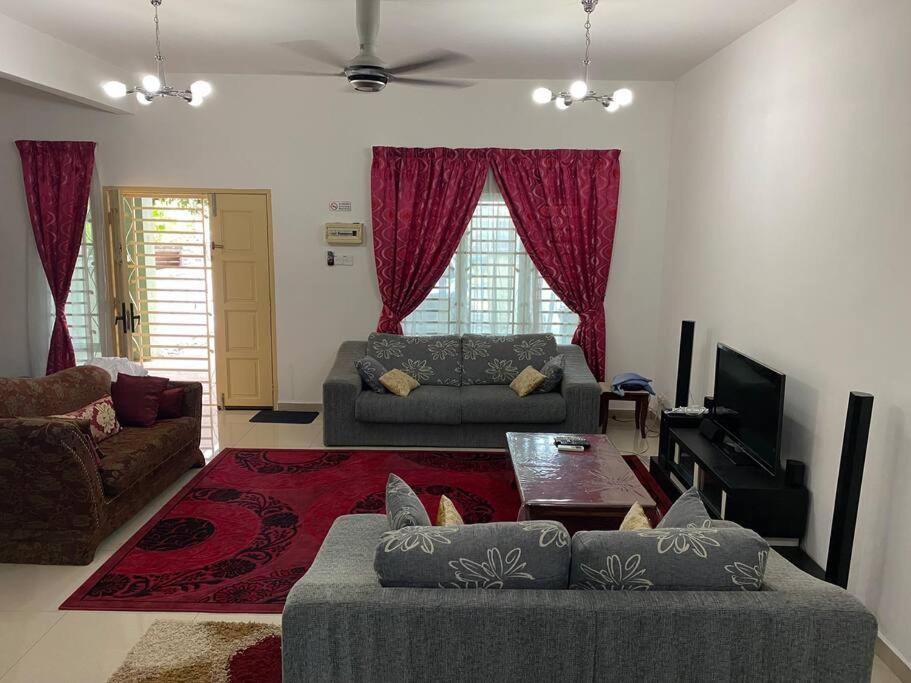 Nice Seremban 2 1/2 Storey House With 4 Rooms Kültér fotó